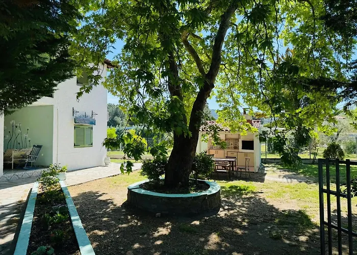 La Maison Des *